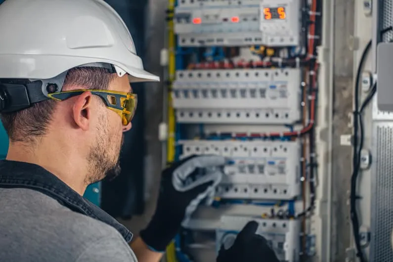 Eletricista Industrial em Santo André SP Correção de Sobrecarga em Sistemas Trifásicos